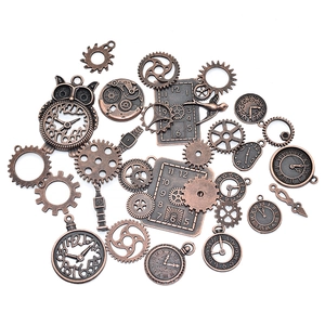 Macro-opname van vintage bronzen steampunk metalen tandwielen en uurwerkbedels voor DIY-sieraden
