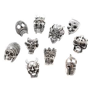 Lot de dix perles tête de mort et masque de guerrier en alliage argenté pour bijoux