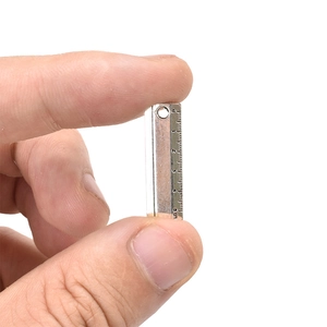 Pendentif règle en argent antique pour bijoux DIY entre les doigts