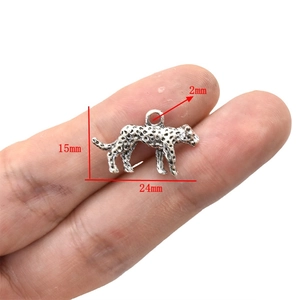 Gedetailleerde afmetingen van zilveren luipaard hanger: 24mm lengte en 15mm hoogte