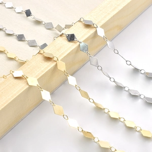 Dettaglio catena geometrica a rombi da 6mm oro e argento per gioielli fai-da-te