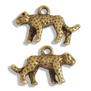 Macro detail van legering luipaard bedeltjes met vintage goudafwerking voor sieraden