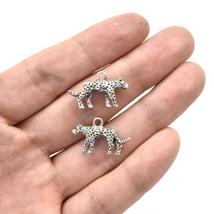 Gedetailleerde weergave van 3D jachtluipaard hangers in antiek zilveren kleur