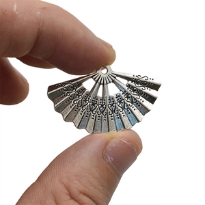 Retro DIY alloy fan pendant in silver finish for necklaces and handmade jewelry