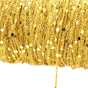 Détail de chaîne en cuivre doré avec paillettes circulaires pour création de bijoux