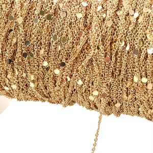 Gros plan sur la chaîne à sequins en cuivre doré pour la création de bijoux DIY