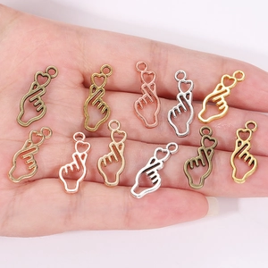 Set aus 11 hohlen Herz-Gesten-Anhängern aus Legierung in Gold, Silber und Bronze