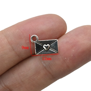 Mini Vintage Silber Briefumschlag Herzanhänger für DIY Schmuck, Größe 9mm x 12mm