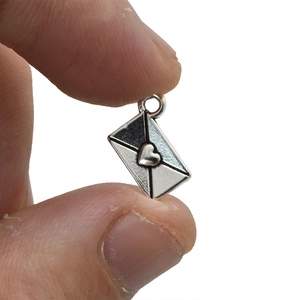 Silberner Mini-Briefumschlag-Anhänger mit Herz für DIY-Schmuck und Halskettenzubehör