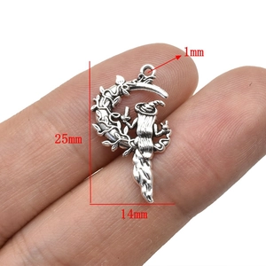 Pendentif sorcière lune gothique en alliage argenté vintage mesurant 25x14mm