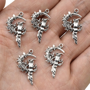 Cinq pendentifs gothiques lune et sorcière en alliage argenté pour la création de bijoux