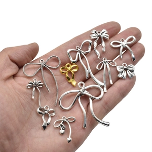 Verschillende retro legering strik hangers voor DIY sieraden in de hand gehouden