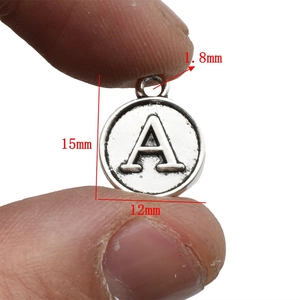 Ciondolo tondo in lega d'argento lettera A con dimensioni 15x12mm e anello 1,8mm
