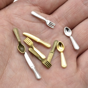 Miniatur Vintage Besteck Set mit kleinen Messern Gabeln und Löffeln in drei Farben