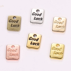 Set di 6 ciondoli Good Luck in metallo galvanizzato in vari colori per gioielli fai-da-te