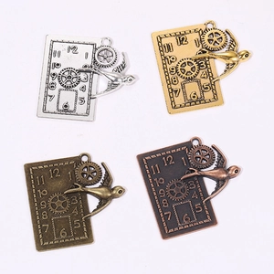 Steampunk zwaluw en tandwiel klok hangers in vier vintage metalen afwerkingen voor DIY