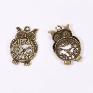 Detailansicht von Eulen-Anhängern im Steampunk-Stil aus Bronze mit hohlem Zifferblatt