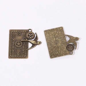 Macro-opname van de steampunk zwaluw klok hanger met tandwielen en bronzen afwerking