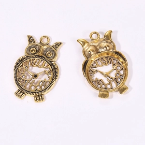 Detailansicht der Vorder- und Rückseite von Vintage-Eulen-Uhr-Anhängern aus Legierung