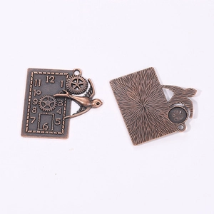 Detailopname van steampunk horloge tandwiel hanger met zwaluw in bronskleur