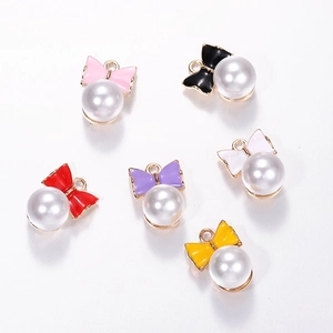 Breloques bijoux DIY avec nœuds en émail coloré et perles blanches en assortiment de six