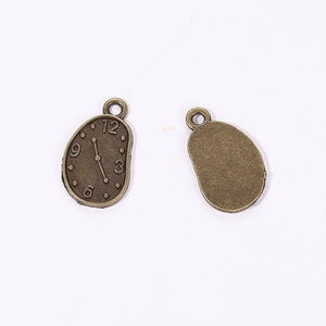 Makro-Detail bronze schmelzende Uhrenanhänger mit Vorder- und Rückseite für DIY-Schmuckbau