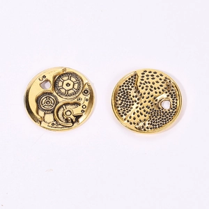 Detailansicht der Vintage-Steampunk-Zahnradanhänger mit mechanischem Relief für DIY-Schmuck