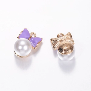 Vue détaillée du pendentif nœud violet avec perle et dos en métal doré pour bijoux