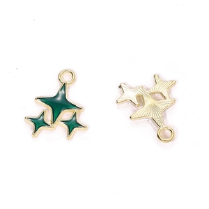 Détail de pendentifs étoiles en émail vert foncé avec bases dorées pour bijoux DIY