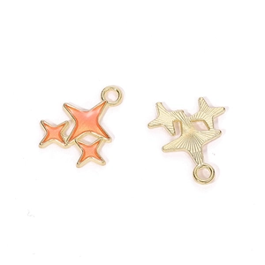 Détail du pendentif étoile en émail orange montrant le dos doré texturé et le devant