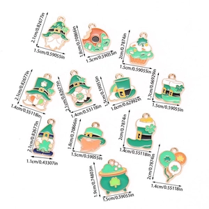 Lot de breloques émaillées Saint-Patrick avec gnomes à chapeau vert et trèfles pour bijoux