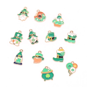 Lot de 12 breloques de la Saint-Patrick en émail avec chapeaux de lutin et trèfles verts