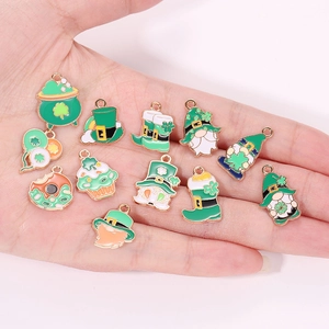 Main tenant 12 styles de breloques émaillées de la Saint-Patrick avec trèfles et lutins
