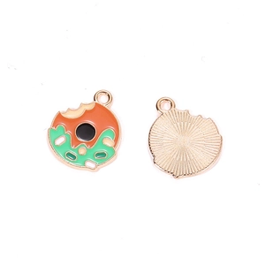 Pendentifs beignet en émail avec design mordu et détails de glaçage vert coloré