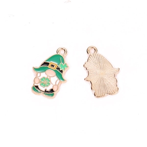 Détail d'un pendentif gnome de la Saint-Patrick avec émail vert et trèfle