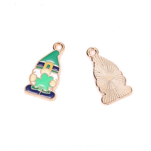 Détail du pendentif gnome de la Saint-Patrick avec chapeau vert et dos doré texturé