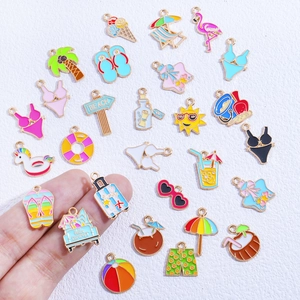 Collectie zomerse emaille hangers met strandthema zoals palmboom, flamingo en bikini