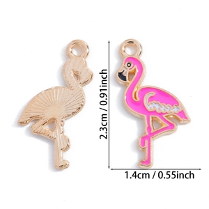 Roze flamingo hanger in goudkleurige legering met voor- en achterkant en maataanduidingen