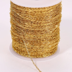 Detailopname van een gouden paperclipketting voor sieraden op een plastic spoel