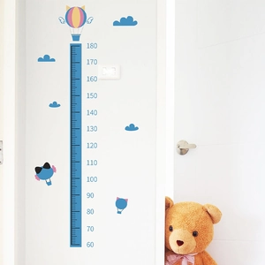 Sticker mural toise enfant avec montgolfière, nuages bleus et décor d'ours en peluche