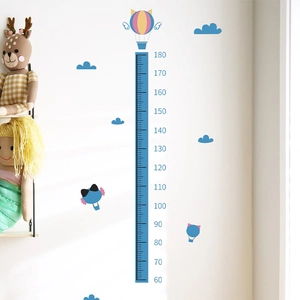 Sticker mural de mesure de taille pour enfants avec montgolfières et nuages bleus