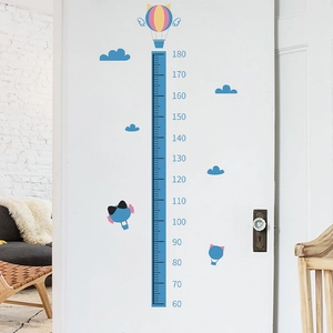 Sticker mural toise avec nuages et montgolfière pour chambre d'enfant de 60 à 180 cm de haut