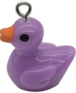 Dettaglio del ciondolo a forma di papera viola in resina per gioielli fai-da-te