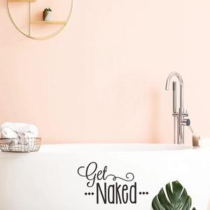 Minimalistische Get Naked muursticker op een wit bad in een modern badkamerinterieur
