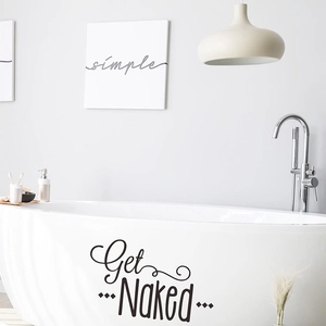 Artistieke Get Naked badkamer muursticker op een witte keramische badkuip in de badkamer
