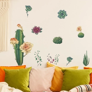 Détail de stickers muraux cactus et succulentes colorés dans un décor de salon chaleureux