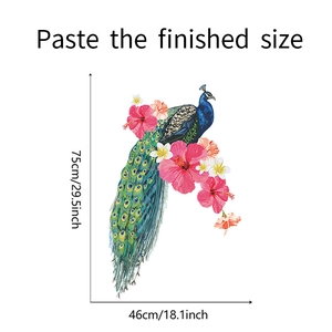 Détail d'un sticker mural paon bleu coloré avec des fleurs d'hibiscus tropicales