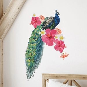 Stickers muraux paon coloré et fleurs pour décoration murale de chambre sur surface blanche