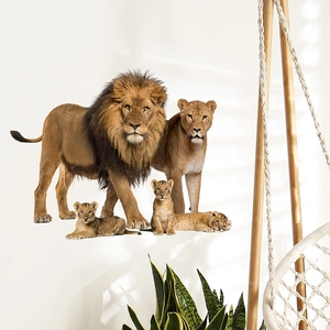 Stickers muraux famille de lions réalistes sur mur blanc avec lumière naturelle et décor