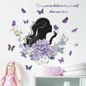 Adesivo murale con silhouette femminile, peonie viola e citazione per decorazione casa